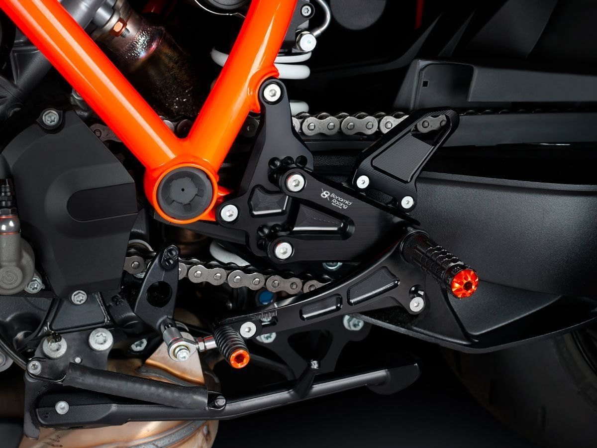 Bonamici Racing reguliuojamas kojelių komplektas – KTM Super Duke 1290 R / RR 2021–2023 – nuotrauka 2