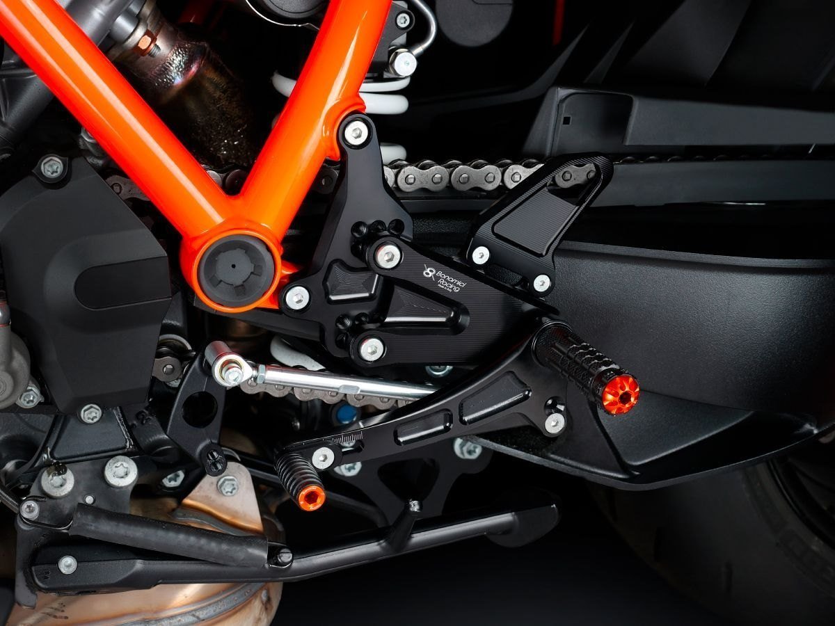 Bonamici Racing reguliuojamas kojelių komplektas – KTM Super Duke 1290 R / RR 2021–2023 – nuotrauka 3