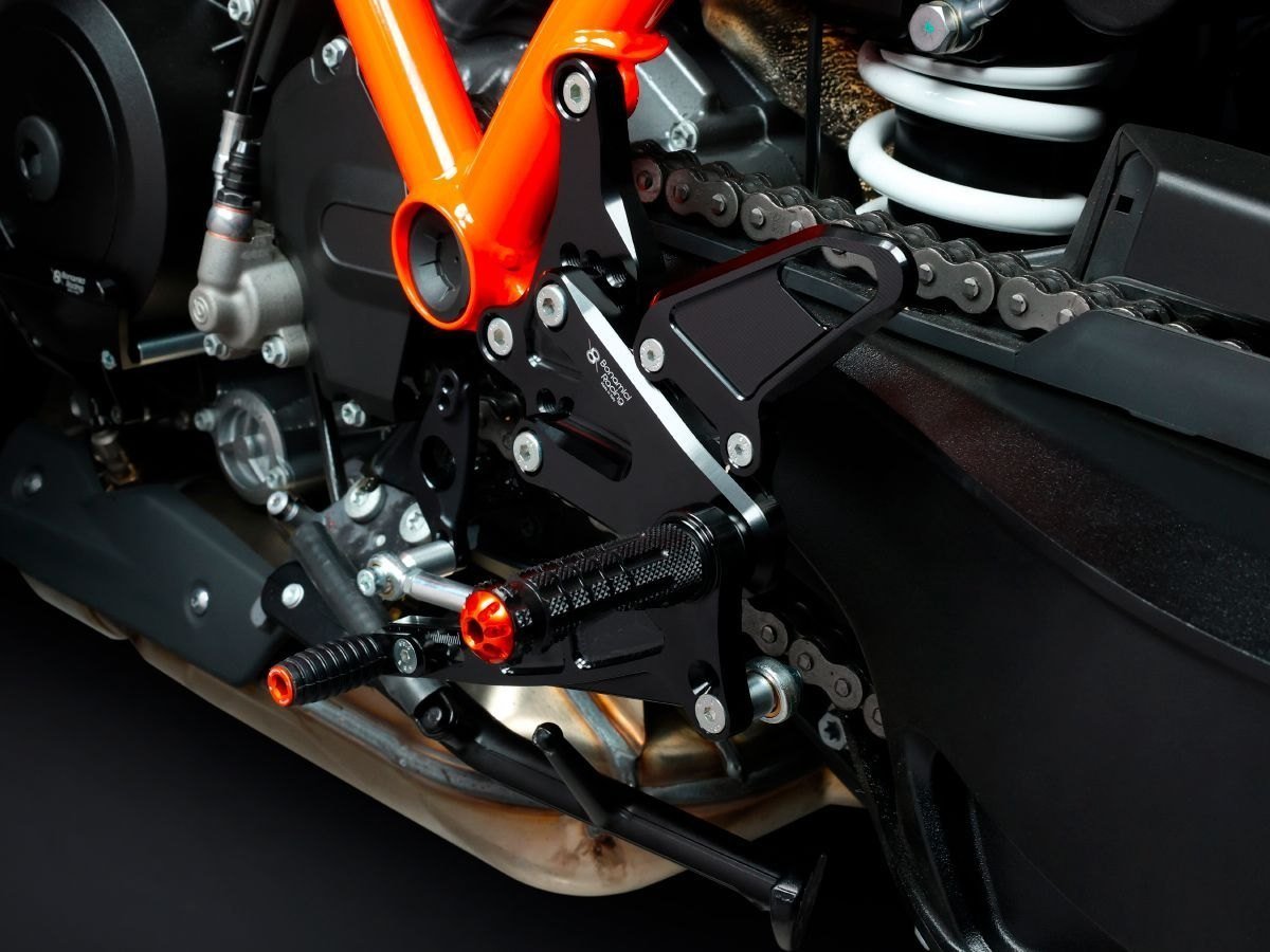 Bonamici Racing reguliuojamas kojelių komplektas – KTM Super Duke 1290 R / RR 2021–2023 – nuotrauka 4