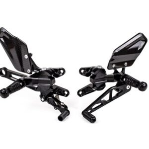 Gilles Tooling juodos aliumininės kojelės – Aprilia Tuono V4 APRC / R / RR 2011–2016 / Aprilia RSV4 APRC / R / RR / RF / Factory 2009–2016
